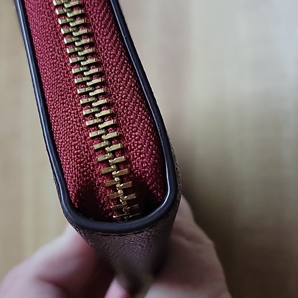 Coach NWOT Long Zip Around Wallet Wristlet Signature C - Picture 5 of 6